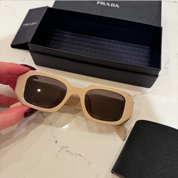 Prada sunglasses - Picture 4 of 5